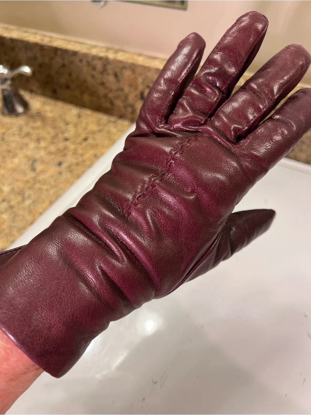 Women’s Size Medium Leather Gloves in burgundy with a cashmere lining